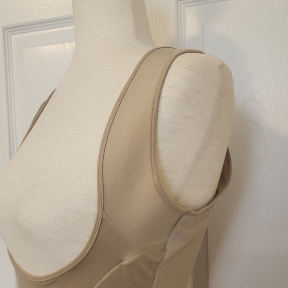 Maidenform Body  Shapewear Tank. - Picture 5 of 9